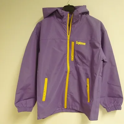 chaqueta Shein Veste à capuchon mauve et zip jaune