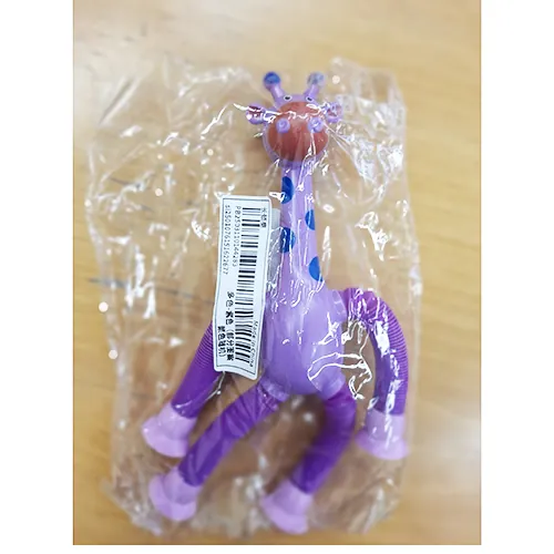 juguete de plástico Plastic giraffe (foto 2)