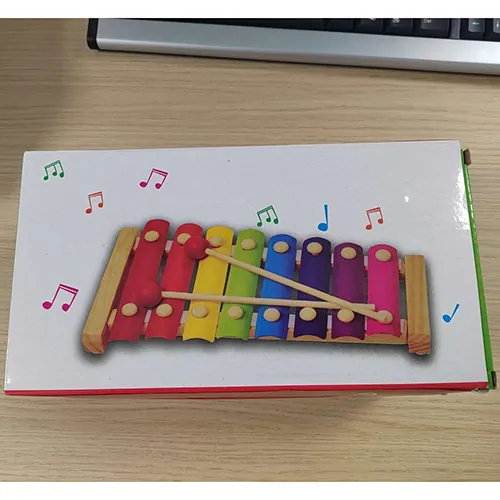 juguete musical Hand knocks the xylophone